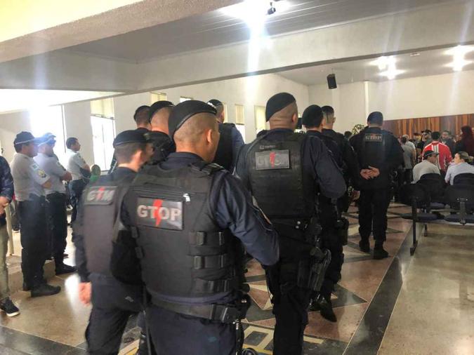 Momento em que policiais do Grupo Tático Operacional do 10° Batalhão (Gtop), de Ceilândia, equipe de Herison, chegaram à cerimônia(foto: Walder Galvão/CB/D.A Press) Momento em que policiais do Grupo Tático Operacional do 10° Batalhão (Gtop), de Ceilândia, equipe de Herison, chegaram à cerimônia(foto: Walder Galvão/CB/D.A Press)