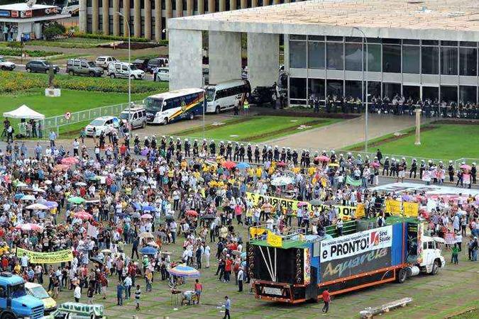 Manifestação de servidores públicos em frente ao Buriti: sindicatos acusam governo de fazer jogo político(foto: Breno Fortes/CB/D.A Press -11/3/15) Manifestação de servidores públicos em frente ao Buriti: sindicatos acusam governo de fazer jogo político(foto: Breno Fortes/CB/D.A Press -11/3/15)