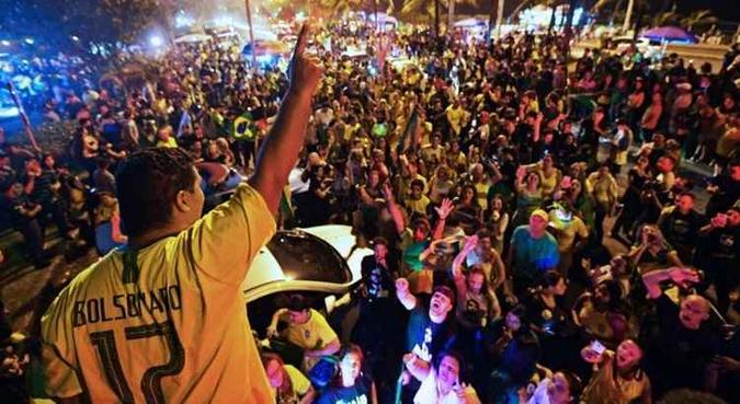 Eleitores de Bolsonaro comemoram desempenho do candidato no primeiro turno(foto: Carl de Souza/AFP) Eleitores de Bolsonaro comemoram desempenho do candidato no primeiro turno(foto: Carl de Souza/AFP)