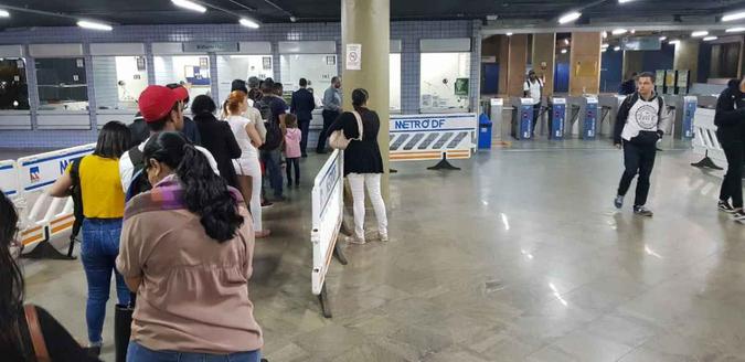 Bilheteria da estação Central foi uma das que abriu, mas com somente um funcionário, causando grandes filas(foto: Alan Rios/CB/D.A Press) Bilheteria da estação Central foi uma das que abriu, mas com somente um funcionário, causando grandes filas(foto: Alan Rios/CB/D.A Press)