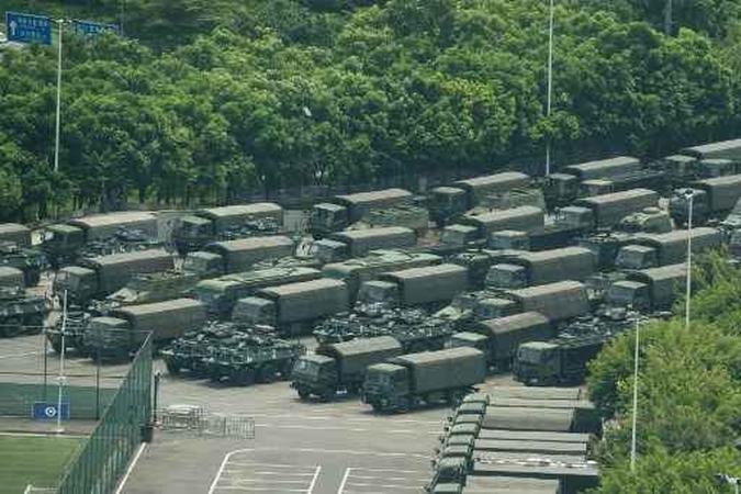Caminhões e veículos blindados chineses em cidade próxima a Hong Kong(foto: STR/AFP) Caminhões e veículos blindados chineses em cidade próxima a Hong Kong(foto: STR/AFP)