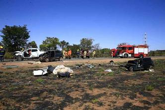 Três veículos colidiram na DF-001, próximo a entrada do restaurante rural Buriti Alegre, em Santa Maria(foto: Corpo de Bombeiros/ Divulgação) Três veículos colidiram na DF-001, próximo a entrada do restaurante rural Buriti Alegre, em Santa Maria(foto: Corpo de Bombeiros/ Divulgação)