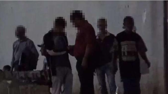 Traficante adolescente e homem flagrados traficando crack na Rodoviária do Entorno, ao lado da Rodoviária do Plano Piloto(foto: PMDF/Divulgação) Traficante adolescente e homem flagrados traficando crack na Rodoviária do Entorno, ao lado da Rodoviária do Plano Piloto(foto: PMDF/Divulgação)