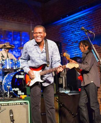 O guitarrista Robert Cray se apresenta em Brasília, acompanhado da sua The Robert Cray Band, no Festival BB Seguros de Blues e Jazz(foto: James L.Bass/Divulgacao) O guitarrista Robert Cray se apresenta em Brasília, acompanhado da sua The Robert Cray Band, no Festival BB Seguros de Blues e Jazz(foto: James L.Bass/Divulgacao)