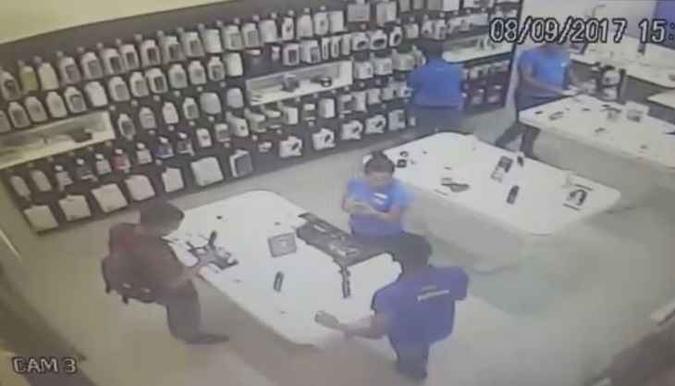 Nas imagens é possível ver a dupla chegando à loja de celulares e rendendo funcionários(foto: Circuito interno de segurança) Nas imagens é possível ver a dupla chegando à loja de celulares e rendendo funcionários(foto: Circuito interno de segurança)