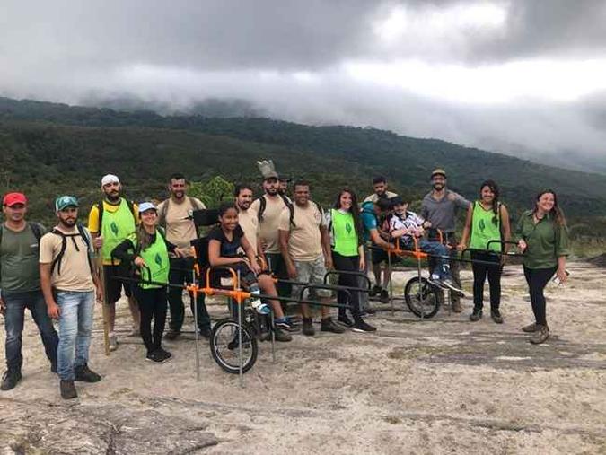 O Parque Estadual do Ibitipoca, MG , promove a iniciativa de usar cadeiras adaptadas para cadeirantes terem acesso a locais de difícil acesso da reserva. (foto: Reprodução/Facebook) O Parque Estadual do Ibitipoca, MG , promove a iniciativa de usar cadeiras adaptadas para cadeirantes terem acesso a locais de difícil acesso da reserva. (foto: Reprodução/Facebook)