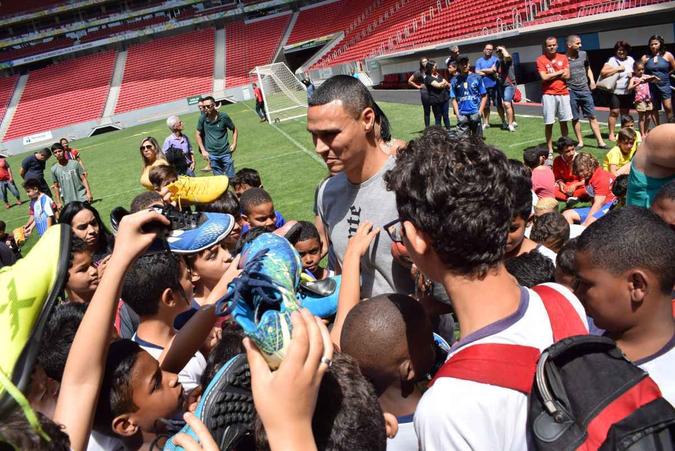 Emerson autografa chuteiras e camisetas das crianças(foto: Camila de Magalhães/FAC)