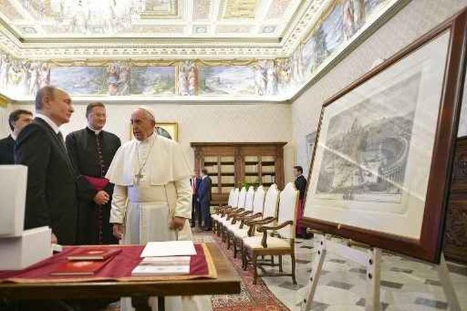 Presidente russo em visita ao papa (foto: Vaticano Media/AFP) Presidente russo em visita ao papa (foto: Vaticano Media/AFP)