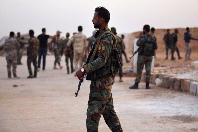 Militares sírios ocupam posições na região de Raqqa, antigo reduto jihadista que estava sob controle das milícias curdas: aliança contra a Turquia(foto: AFP PHOTO / HO / SANA) Militares sírios ocupam posições na região de Raqqa, antigo reduto jihadista que estava sob controle das milícias curdas: aliança contra a Turquia(foto: AFP PHOTO / HO / SANA)