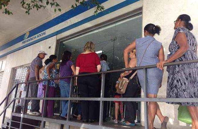As filas aumentam enquanto a agência permanece fechada(foto: Guilherme Araújo ) As filas aumentam enquanto a agência permanece fechada(foto: Guilherme Araújo )
