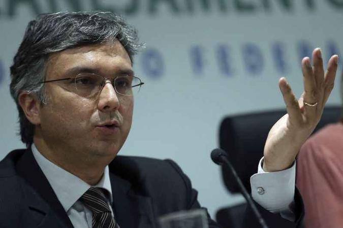 Segundo o ministro Esteves Colnago, a distribuição dos recursos deve ser discutida ao longo da semana que vem(foto: José Cruz/Agência Brasil) Segundo o ministro Esteves Colnago, a distribuição dos recursos deve ser discutida ao longo da semana que vem(foto: José Cruz/Agência Brasil)