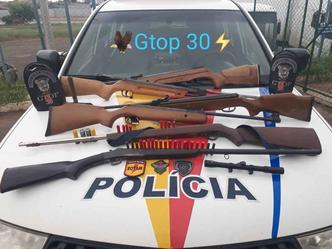Na casa do suspeito a PM encontrou 6 espingardas artesanais, além de munições e uma luneta(foto: PMDF/Divulgação) Na casa do suspeito a PM encontrou 6 espingardas artesanais, além de munições e uma luneta(foto: PMDF/Divulgação)