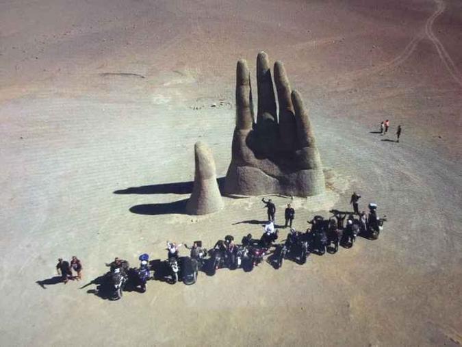 A Mão do Deserto, escultura do artista chinelo Mário Irarrázabal, é um marco para o grupo de viajantes(foto: Divulgação) A Mão do Deserto, escultura do artista chinelo Mário Irarrázabal, é um marco para o grupo de viajantes(foto: Divulgação)