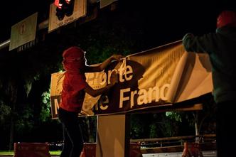 Mulheres rebatizam Ponte Costa e Silva e colocam nome da vereadora Marielle Franco, executada há 1 ano(foto: Reprodução/Facebook Movimento de Mulheres Olga Benário - Nacional) Mulheres rebatizam Ponte Costa e Silva e colocam nome da vereadora Marielle Franco, executada há 1 ano(foto: Reprodução/Facebook Movimento de Mulheres Olga Benário - Nacional)