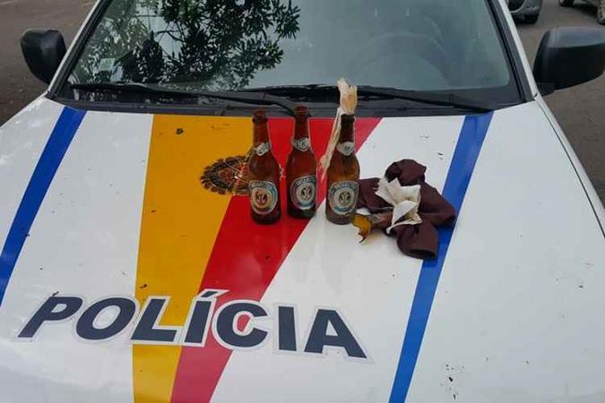 Polícia apreendeu garrafas de coquetéis molotov que seriam utilizadas para incendiar ônibus(foto: Polícia Militar/Divulgação) Polícia apreendeu garrafas de coquetéis molotov que seriam utilizadas para incendiar ônibus(foto: Polícia Militar/Divulgação)