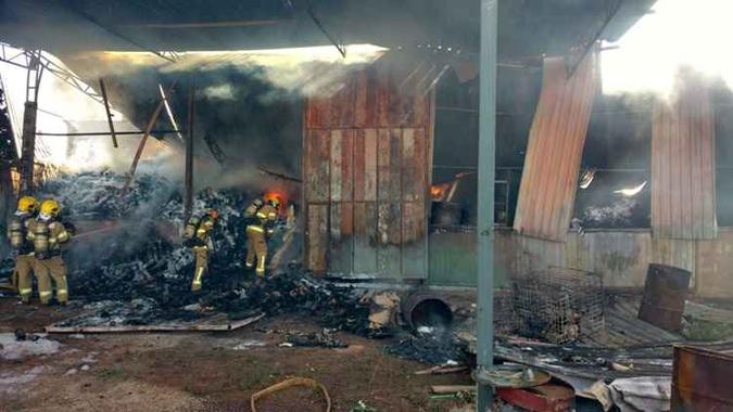 Depósito no Gama foi completamente destruído pelas chamas(foto: Reprodução/CBMDF) Depósito no Gama foi completamente destruído pelas chamas(foto: Reprodução/CBMDF)