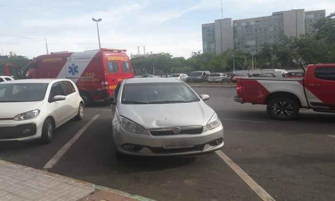 O motorista do veículo nada sofreu e acompanhou o socorro da vítima que teve uma fratura na perna direita(foto: Divulgação/CBMDF) O motorista do veículo nada sofreu e acompanhou o socorro da vítima que teve uma fratura na perna direita(foto: Divulgação/CBMDF)
