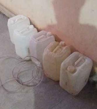 Galões de 20 litros que eram usados para armazenar os combustíveis, encontrados nas residências dos envolvidos(foto: Divulgação/Divicom) Galões de 20 litros que eram usados para armazenar os combustíveis, encontrados nas residências dos envolvidos(foto: Divulgação/Divicom)