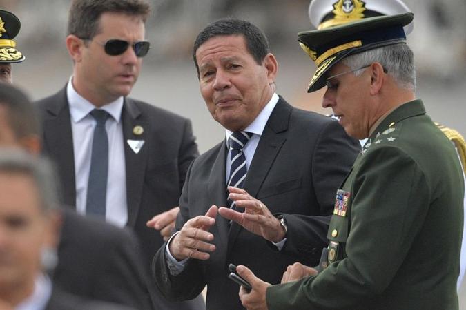 Hamilton Mourão disse que os militares vão entrar na reforma e sugeriu um aumento no tempo de contribuição antes da ida para a reserva(foto: Carl de Souza/AFP) Hamilton Mourão disse que os militares vão entrar na reforma e sugeriu um aumento no tempo de contribuição antes da ida para a reserva(foto: Carl de Souza/AFP)