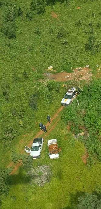 Desova de veículos era feita em matagal próximo à chácara Santa Luzia, na Estrutural(foto: Divulgação PMDF) Desova de veículos era feita em matagal próximo à chácara Santa Luzia, na Estrutural(foto: Divulgação PMDF)