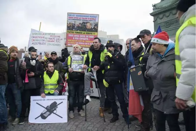 Os manifestantes se opõem à política econômica do atual governo que, defendem eles, privilegia a parcela mais rica da sociedade francesa(foto: AFP / Lucas Barioulet) Os manifestantes se opõem à política econômica do atual governo que, defendem eles, privilegia a parcela mais rica da sociedade francesa(foto: AFP / Lucas Barioulet)