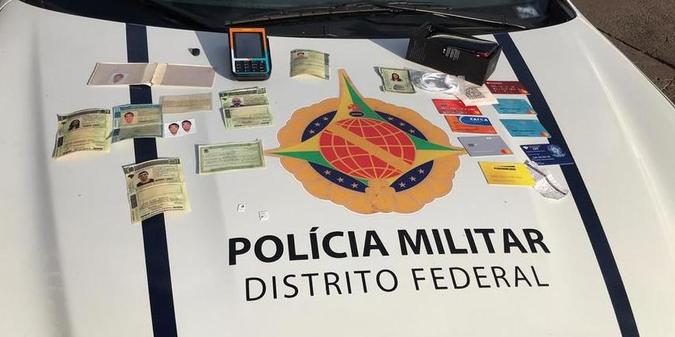 Os agentes encontraram documentos e cartões de crédito que podem ser clonados ou falsificados(foto: Divulgação PMDF) Os agentes encontraram documentos e cartões de crédito que podem ser clonados ou falsificados(foto: Divulgação PMDF)