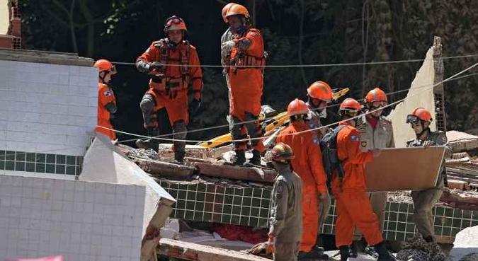 Corpo de Bombeiros durante operação na tragédia de Muzema(foto: CARL DE SOUZA/AFP) Corpo de Bombeiros durante operação na tragédia de Muzema(foto: CARL DE SOUZA/AFP)