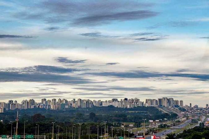 Os termômetros registraram temperatura mínima de 18°C durante a madrugada e podem marcar até 30°C nas horas mais quentes do dia(foto: Ed Alves/CB/D.A Press) Os termômetros registraram temperatura mínima de 18°C durante a madrugada e podem marcar até 30°C nas horas mais quentes do dia(foto: Ed Alves/CB/D.A Press)