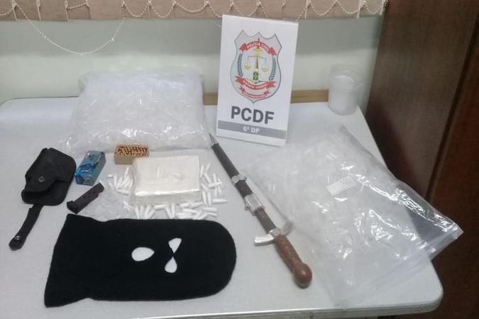 Os agentes ainda encontraram uma caixa de munições dentro da casa do suspeito(foto: PCDF/Divulgação) Os agentes ainda encontraram uma caixa de munições dentro da casa do suspeito(foto: PCDF/Divulgação)