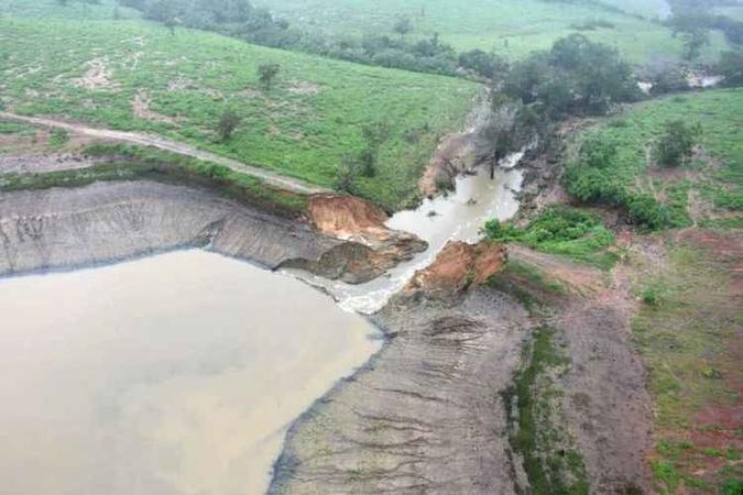 Barramento formava um açude multiúso, com cerca de 200 metros de largura e 20 metros de profundidade, usado para abastecimento e irrigação(foto: Governo do Estado da BA/Decom/Divulgação) Barramento formava um açude multiúso, com cerca de 200 metros de largura e 20 metros de profundidade, usado para abastecimento e irrigação(foto: Governo do Estado da BA/Decom/Divulgação)