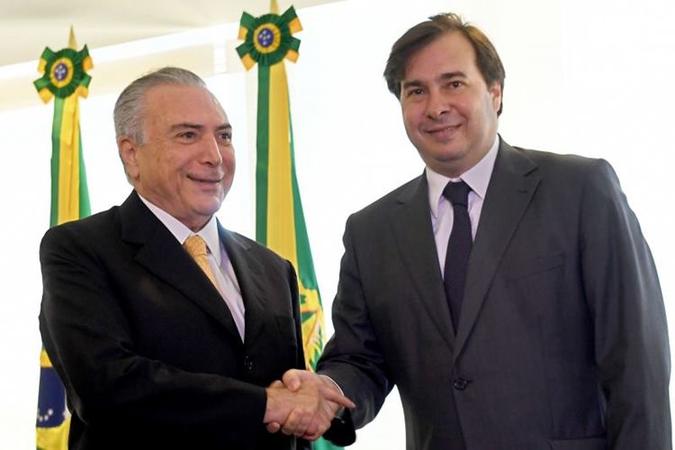 Maia se reúne com Michel Temer no dia em que foi eleito para a presidência da Câmara(foto: AFP/EVARISTO SA ) Maia se reúne com Michel Temer no dia em que foi eleito para a presidência da Câmara(foto: AFP/EVARISTO SA )