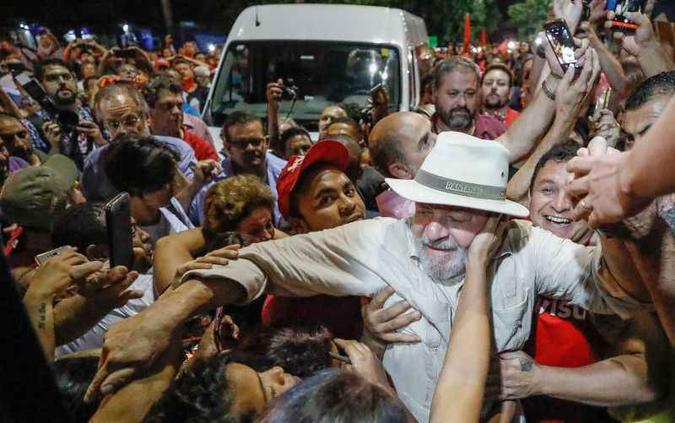 Lula ontem em Curitiba: tom de adversários na corrida presidencial foi firme em defesa da democracia e da apuração para descobrir os responsáveis(foto: Ricardo Stuckert/Instituto Lula) Lula ontem em Curitiba: tom de adversários na corrida presidencial foi firme em defesa da democracia e da apuração para descobrir os responsáveis(foto: Ricardo Stuckert/Instituto Lula)