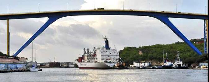 A ponte Queen Juliana liga a cidade de Willemstad a Otrobanda e é o ponto mais alto de Curaçao. No canal circulam diversas embarcações(foto: Breno Fortes/CB/D.A Press - 21/6/11 ) A ponte Queen Juliana liga a cidade de Willemstad a Otrobanda e é o ponto mais alto de Curaçao. No canal circulam diversas embarcações(foto: Breno Fortes/CB/D.A Press - 21/6/11 )