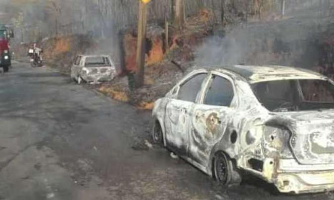 Dois carros deixados próximo à rodovia foram destruídos pelas chamas(foto: Reprodução / WhatsApp) Dois carros deixados próximo à rodovia foram destruídos pelas chamas(foto: Reprodução / WhatsApp)