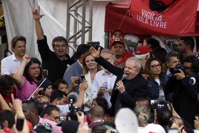 Lula foi cercado por centenas de apoiadores em frente à sede da Polícia Federal, em Curitiba: promessa de ''discurso à nação'' neste sábado (9/11)(foto: HENRY MILLEO / AFP) Lula foi cercado por centenas de apoiadores em frente à sede da Polícia Federal, em Curitiba: promessa de ''discurso à nação'' neste sábado (9/11)(foto: HENRY MILLEO / AFP)