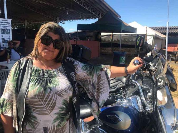 Mesmo enfrentando um câncer, a bióloga e Juvânia Torres não abre mão de participar do encontro com amigas motociclistas(foto: Sarah Peres/CB/D.A Press) Mesmo enfrentando um câncer, a bióloga e Juvânia Torres não abre mão de participar do encontro com amigas motociclistas(foto: Sarah Peres/CB/D.A Press)