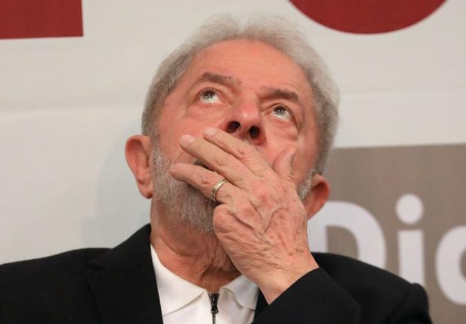 A defesa do ex-presidente se esforça para provar que o triplex do Guarujá é da OAS(foto: AFP / Sergio LIMA) A defesa do ex-presidente se esforça para provar que o triplex do Guarujá é da OAS(foto: AFP / Sergio LIMA)