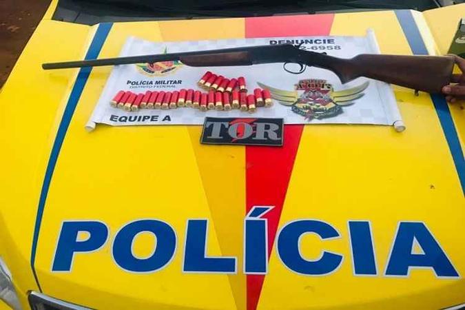 Homem estava com espingarda calibre 12 e munição(foto: Polícia Militar/Divulgação) Homem estava com espingarda calibre 12 e munição(foto: Polícia Militar/Divulgação)
