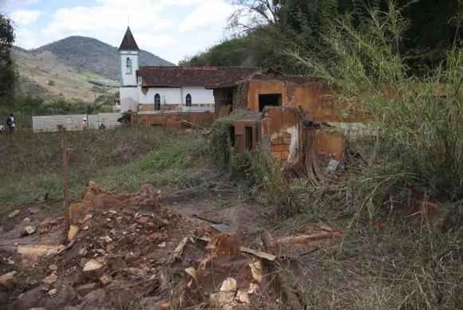 O distrito de Barra Longa (MG), atingido pelo rompimento da Barragem do Fundão, espera por obras de reconstrução (foto: José Cruz/Agência Brasil) O distrito de Barra Longa (MG), atingido pelo rompimento da Barragem do Fundão, espera por obras de reconstrução (foto: José Cruz/Agência Brasil)