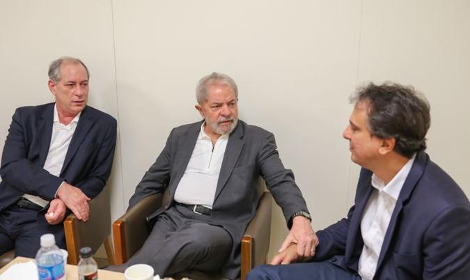 Ex-presidente Lula recebe vista de Ciro Gomes e do governador do Ceará, Camilo Santana (PT-CE)(foto: Ricardo Stuckert/Instituto Lula) Ex-presidente Lula recebe vista de Ciro Gomes e do governador do Ceará, Camilo Santana (PT-CE)(foto: Ricardo Stuckert/Instituto Lula)