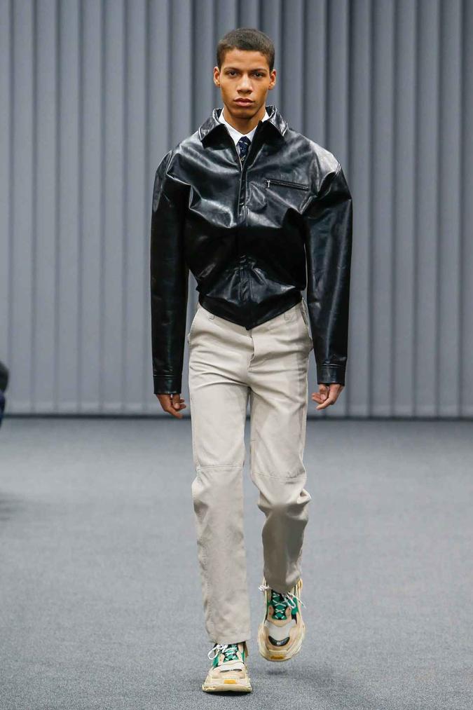 Balenciaga apresenta seu %u201Cugly sneaker%u201D na coleção masculina de inverno de 2017(foto: Monica Feudi / Indigital.tv) Balenciaga apresenta seu %u201Cugly sneaker%u201D na coleção masculina de inverno de 2017(foto: Monica Feudi / Indigital.tv)