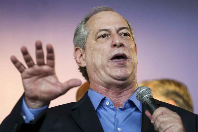 O político de 60 anos foi nomeado por cerca de 500 delegados do PDT e representantes de movimentos sociais reunidos em Brasília sob gritos de 'Brasil presente, Ciro presidente!'(foto: Marcelo Camargo / AGENCIA BRASIL / AFP) O político de 60 anos foi nomeado por cerca de 500 delegados do PDT e representantes de movimentos sociais reunidos em Brasília sob gritos de 'Brasil presente, Ciro presidente!'(foto: Marcelo Camargo / AGENCIA BRASIL / AFP)