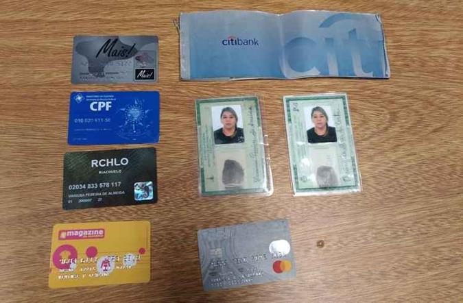 Na casa da acusada foram apreendidos vários documentos falsos e cartões magnéticos roubados das vítimas(foto: Ingrid Soares/Esp. CB/D.A. Press) Na casa da acusada foram apreendidos vários documentos falsos e cartões magnéticos roubados das vítimas(foto: Ingrid Soares/Esp. CB/D.A. Press)