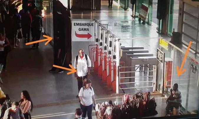 Flagrante dos acusados de cobrar dinheiro para passar os cartões de transporte público em terminais do DF: estelionato(foto: PCDF/Divulgação) Flagrante dos acusados de cobrar dinheiro para passar os cartões de transporte público em terminais do DF: estelionato(foto: PCDF/Divulgação)