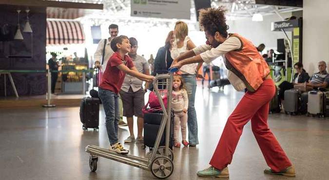 O grupo Calango Careta, que mistura artes cênicas e um repertório de músicas carnavalescas, percorreu todo o Aeroporto(foto: Alexandre A. Bastos/Calango Careta) O grupo Calango Careta, que mistura artes cênicas e um repertório de músicas carnavalescas, percorreu todo o Aeroporto(foto: Alexandre A. Bastos/Calango Careta)