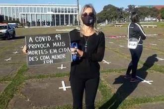 Professores e pessoal da saúde protestam contra reabertura de escolas
