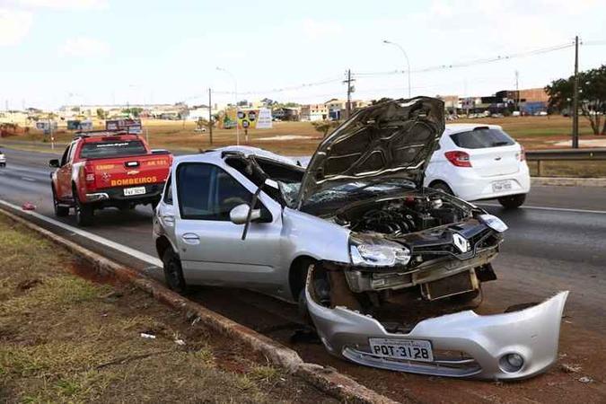 Carro ficou completamente destruído com o impacto da batida(foto: Reprodução/Corpo de Bombeiros ) Carro ficou completamente destruído com o impacto da batida(foto: Reprodução/Corpo de Bombeiros )