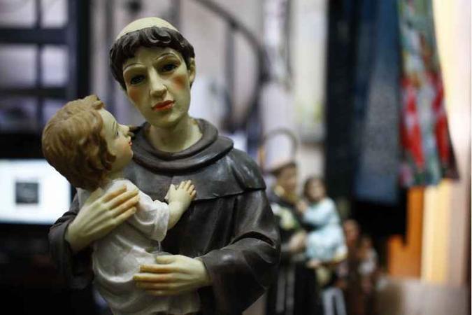 Santo Antônio, conhecido como o Santo Casamenteiro, se dedicou às crianças e aos mais humildes(foto: Ana Rayssa/Esp. CB/D.A Press ) Santo Antônio, conhecido como o Santo Casamenteiro, se dedicou às crianças e aos mais humildes(foto: Ana Rayssa/Esp. CB/D.A Press )
