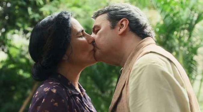 Lola e Afonso não aguentam ficar longe um do outro(foto: TV Globo/Reprodução) Lola e Afonso não aguentam ficar longe um do outro(foto: TV Globo/Reprodução)