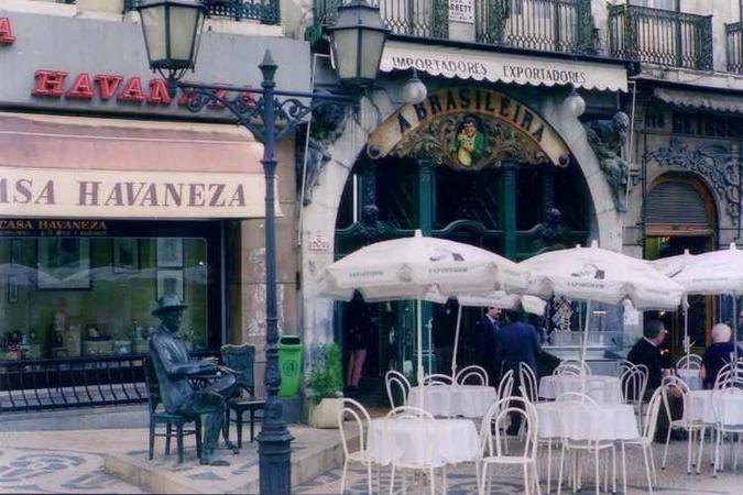No Chiado, o café A Brasileira, atrai turistas pelas guloseimas e pela escultura do poeta Fernando Pessoa(foto: Wikipedia Commons/Divulgação) No Chiado, o café A Brasileira, atrai turistas pelas guloseimas e pela escultura do poeta Fernando Pessoa(foto: Wikipedia Commons/Divulgação)